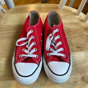 Women’s size 6 low top red converse. In excellent condition. Smoke free home.